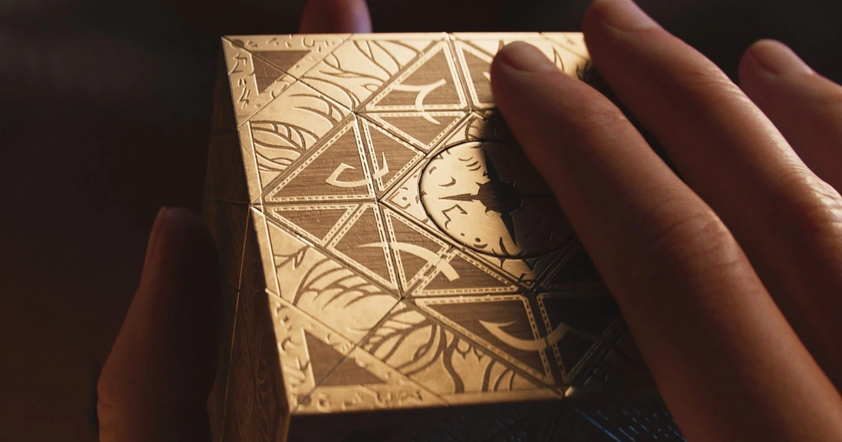 A caixa Genesis de Hellraiser: Revival aparece em primeiro plano na arte oficial do jogo.