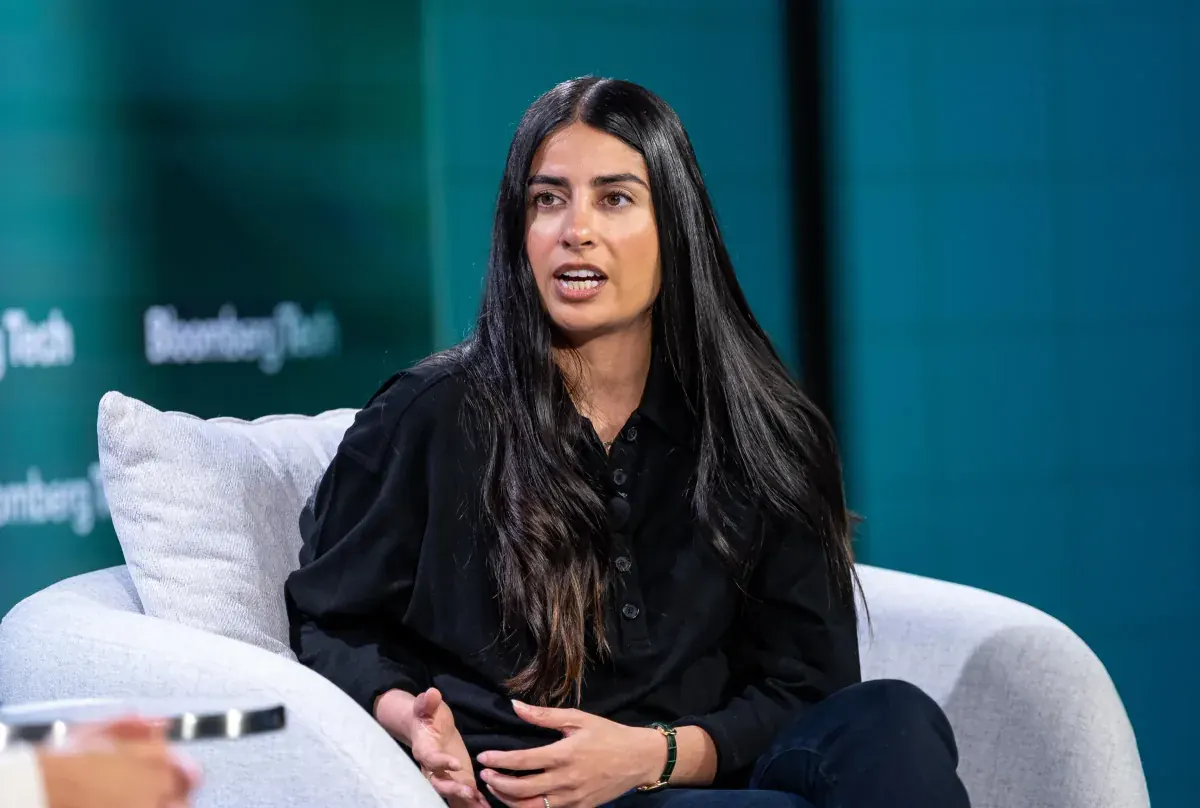Asha Sharma, CEO do Xbox, em conferência usada na matéria sobre cortes da divisão.