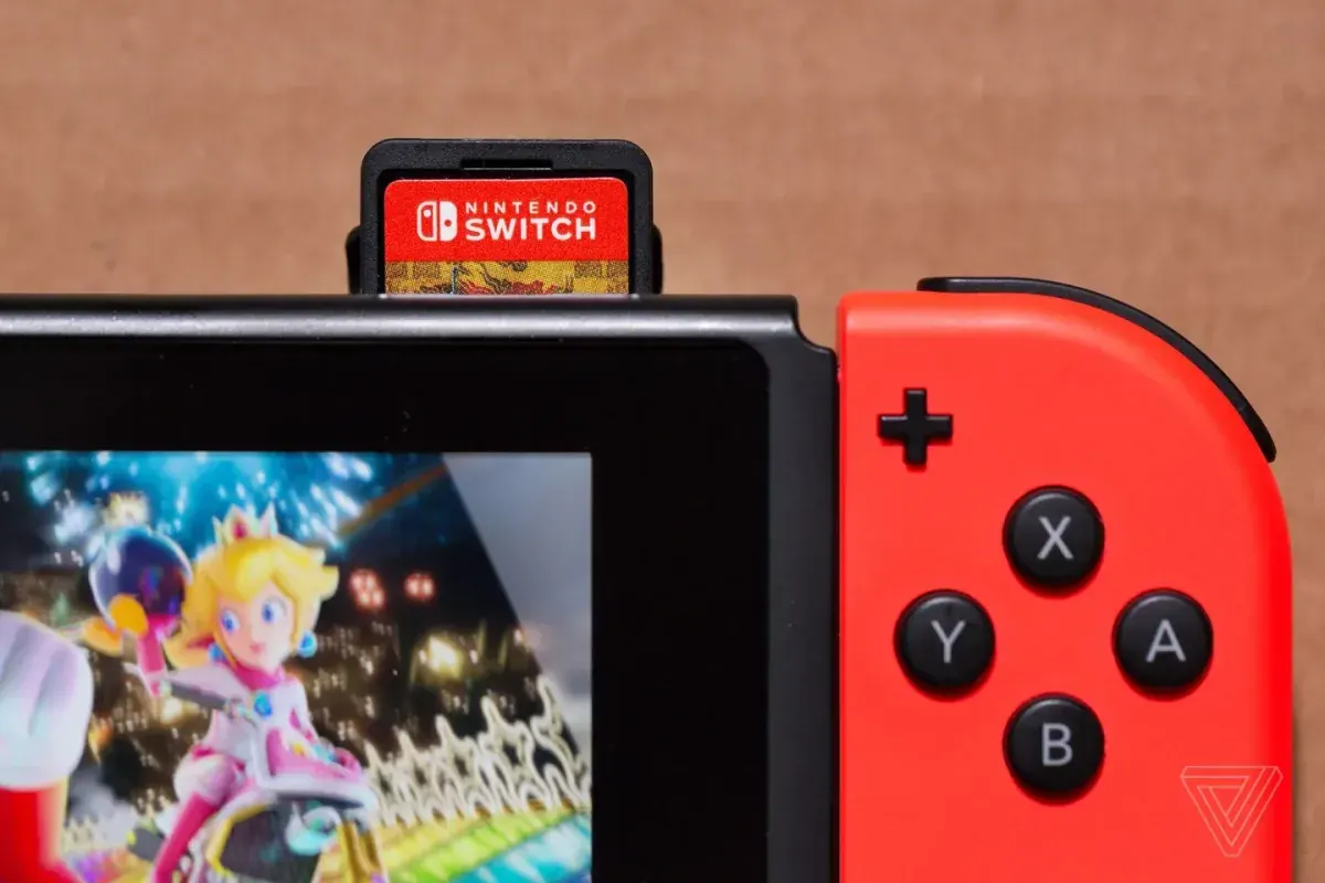 Foto real do Nintendo Switch original usada em notícia sobre o fim das vendas na Europa.
